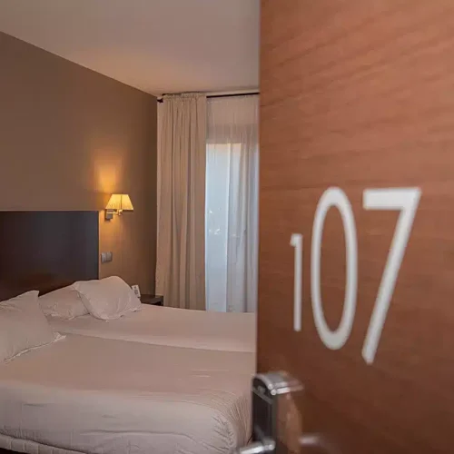 Imagen de una habitación doble del Hotel La Portilla.