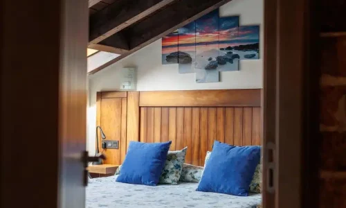 Habitación buhardilla del Hotel Puerto Rico