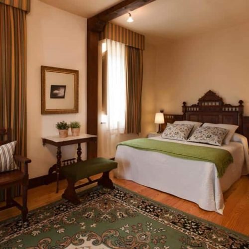 Imagen del interior de una de las 14 habitaciones del hotel villa miramar