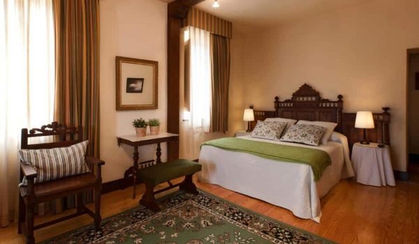 Imagen del interior de una de las 14 habitaciones del hotel villa miramar