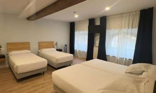 Imagen de una habitación cuádruple del Hotel Puerto de Llanes