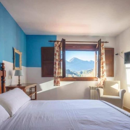 Habitación del Hotel Rural Porrúa con increíbles vistas a la Sierra del Cuera