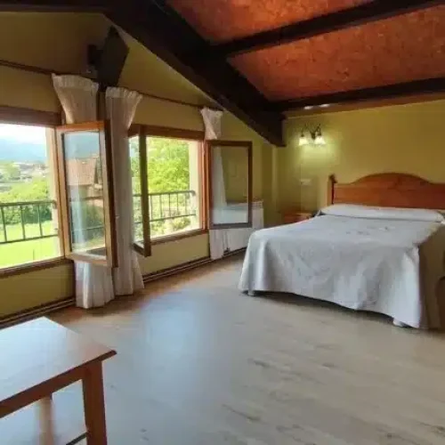 Habitación con cama matrimonial del Hotel El Cantón