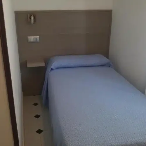 Cama de una de las habitaciones del Hotel La Encina