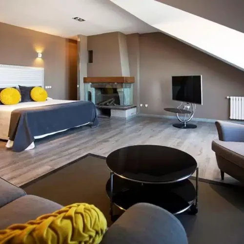 Interior y decoración de alguna de las habitaciones del Hotel Miraolas