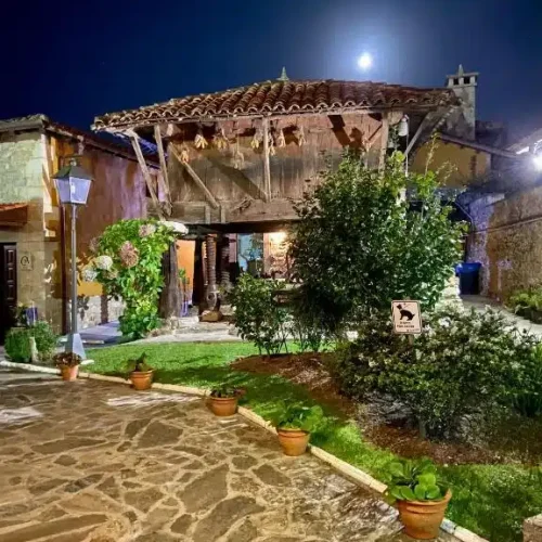 Hórreo situado a la entrada del Hotel La Arquera.