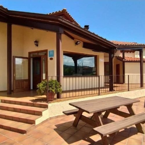 Imagen de la entrada del Hotel El Cantón.