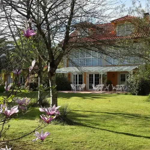 Imagen del Hotel El Habana desde el jardín.