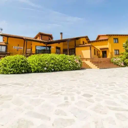 Imagen panorámica de la fachada del Hotel El Cantón