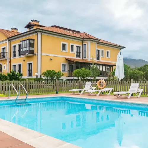Imagen del Hotel Finca Mansión de Llanes junto a su piscina exterior.