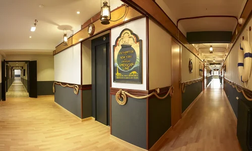 Pasillos con decoración marinera del Hotel Kaype Quintamar