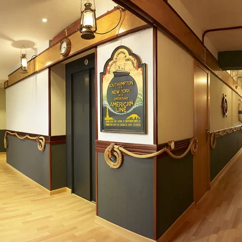 Pasillos con decoración marinera del Hotel Kaype Quintamar