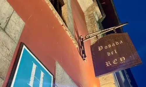 Cartel de entrada del Hotel La Posada del Rey