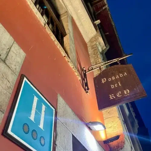 Cartel de entrada del Hotel La Posada del Rey