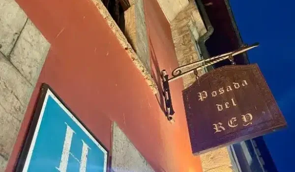 Cartel de entrada del Hotel La Posada del Rey