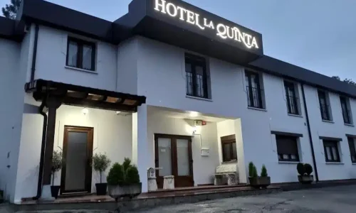 Imagen de la fachada y entrada del Hotel La Quinta, en Cué.
