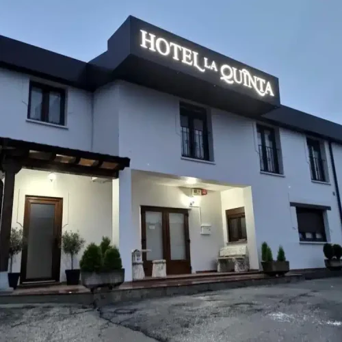 Imagen de la fachada y entrada del Hotel La Quinta, en Cué.