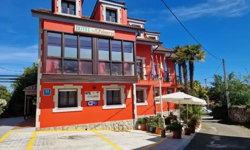 Imagen de la fachada del Hotel Las Palmeras Suite, en Celorio.