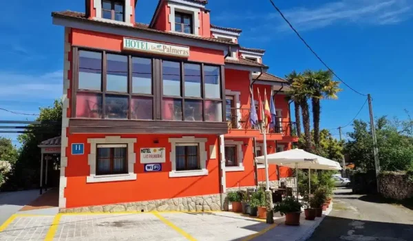 Imagen de la fachada del Hotel Las Palmeras Suite, en Celorio.