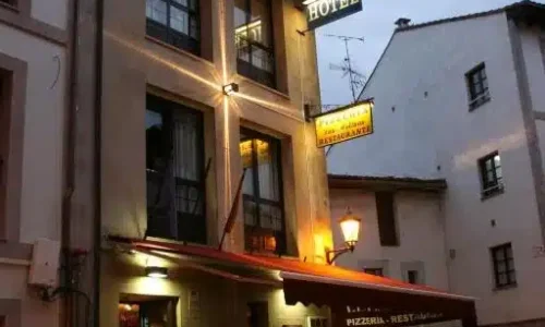 Imagen de la fachada y la pizzeria del Hotel Los Molinos, en pleno corazón de Llanes.