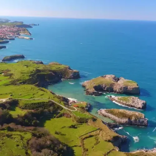 Increíble imagen del Hotel Migal en primera lineal de la costa llanisca.