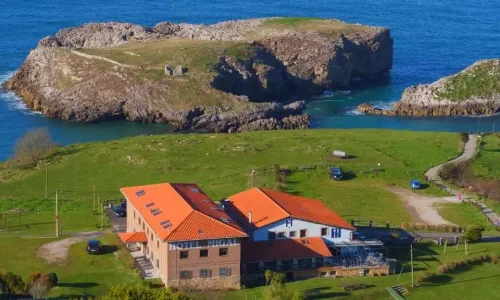 Espectacular imagen aérea del Hotel Migal con "La Islona" de Cué detrás.
