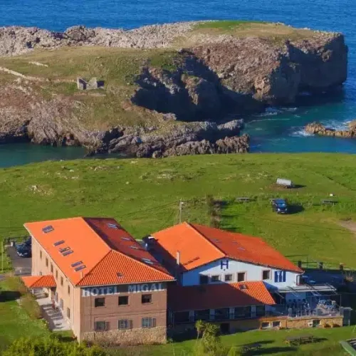 Espectacular imagen aérea del Hotel Migal con "La Islona" de Cué detrás.