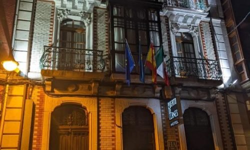Imagen nocturna de la fachada del Hotel Puerto de Llanes