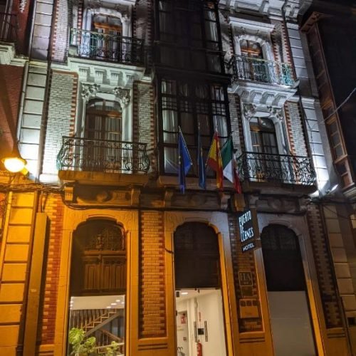 Imagen nocturna de la fachada del Hotel Puerto de Llanes