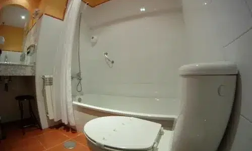 Imagen del baño del Hotel Rural Cuartamenteru