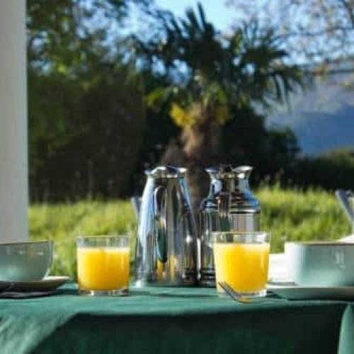 Desayuno en la terraza del Hotel Rural Cuartamenteru