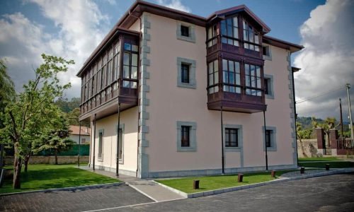 Imagen de la fachada del Hotel Villa Marrón.