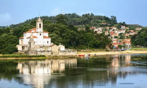 Espectacular imagen de la Iglesia de Nuestra Señora de los Dolores, a solo 5 minutos del Hotel La Portilla.