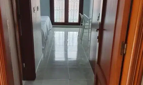 Imagen de la entrada a una habitación del Hotel La Quinta