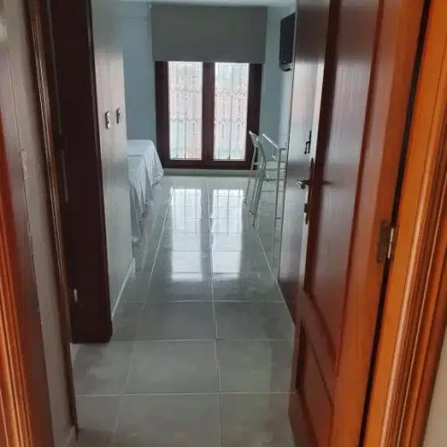 Imagen de la entrada a una habitación del Hotel La Quinta
