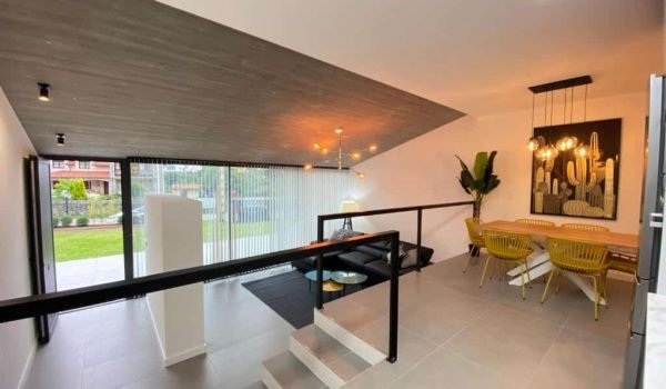 Entrada y zona principal de La Casa de Hierba