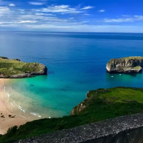Vistas a la Playa de Ballota y al Islote desde el mirador de Andrín o mirador de La Ballota