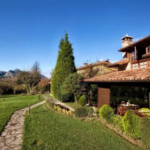 Imagen de las zonas exteriores comunes y vistas del Hotel La Arquera.