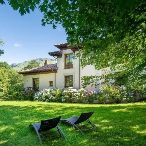 Parte trasera con el jardín del Hotel Rural Arpa de Hierba.