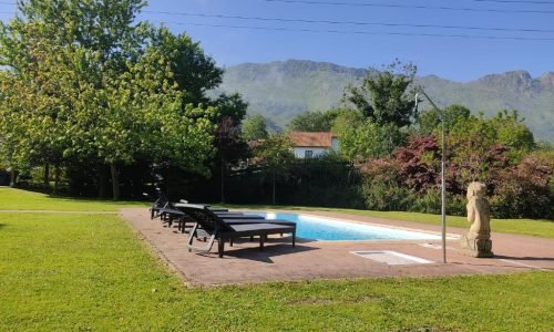 Piscina de la villa el tinganon con vistas a la sierra del cuera