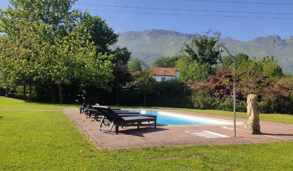 Piscina de la villa el tinganon con vistas a la sierra del cuera