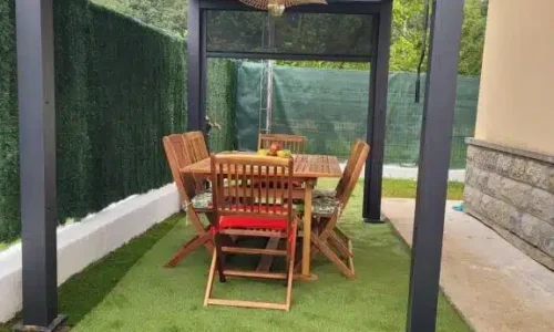 Comedor exterior cubierto en la villa chloe