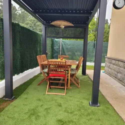 Comedor exterior cubierto en la villa chloe