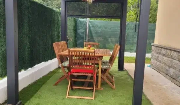 Comedor exterior cubierto en la villa chloe