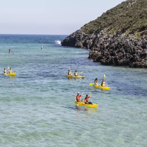 Imagen de personas realizando el tour en kayak por las costas de llanes.