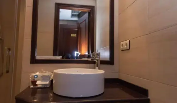 Lavabo del baño de una habitación del Gran Hotel Paraíso