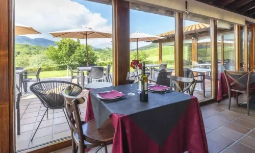 Mesa con vistas del comedor del Hotel Puerta del Oriente