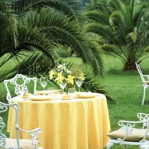 Mesas del jardín del Hotel El Habana.