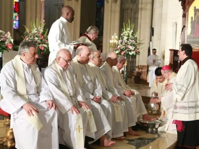 Imagen de la solemne Misa del Señor durante el Jueves Santo en Llanes