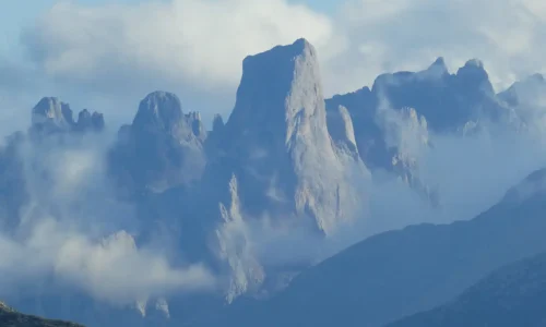 Imagen del Naranjo de Bulnes, en pleno corazón de los Picos de Europa.
